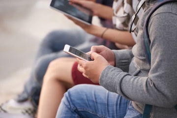 Violência digital ameaça saúde mental de crianças e adolescentes   